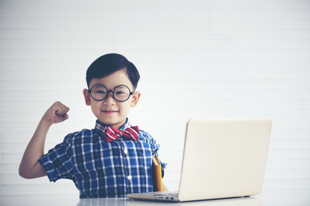 niño estudiando